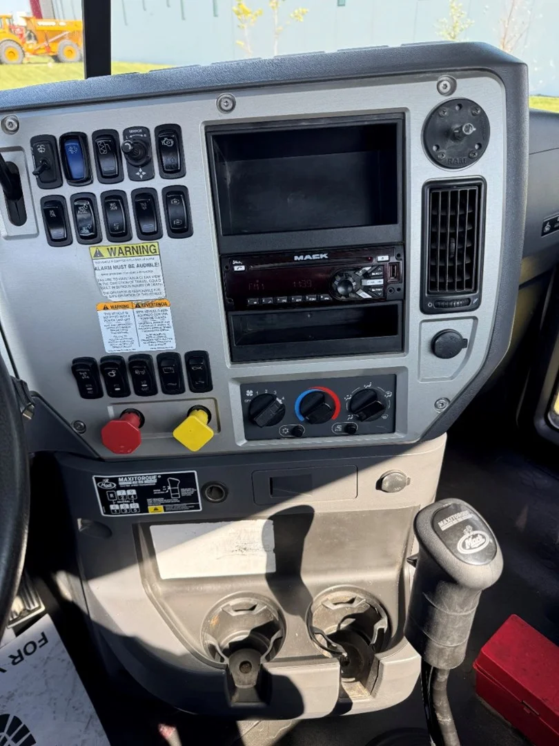 2016 MACK CXU613 - USED TRUCKS DAY CAB - image 16