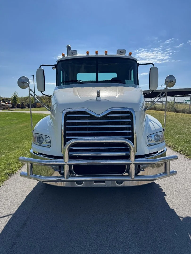 2016 MACK CXU613 - USED TRUCKS DAY CAB - image 2