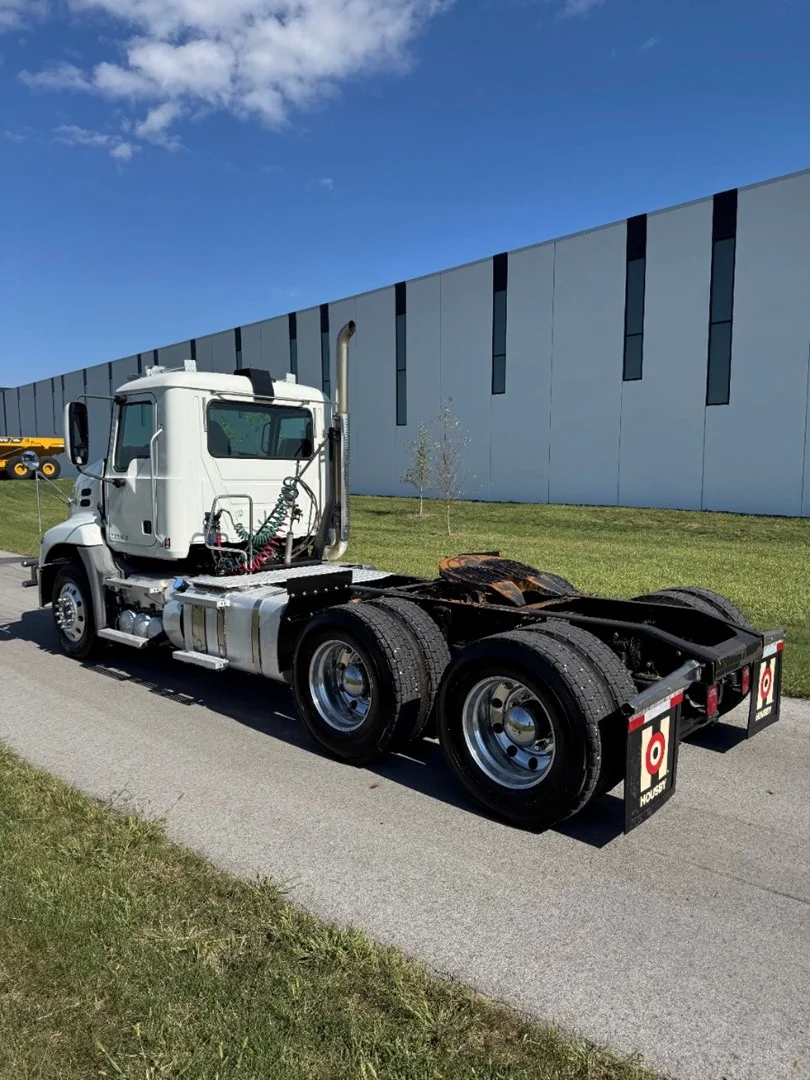2016 MACK CXU613 - USED TRUCKS DAY CAB - image 4