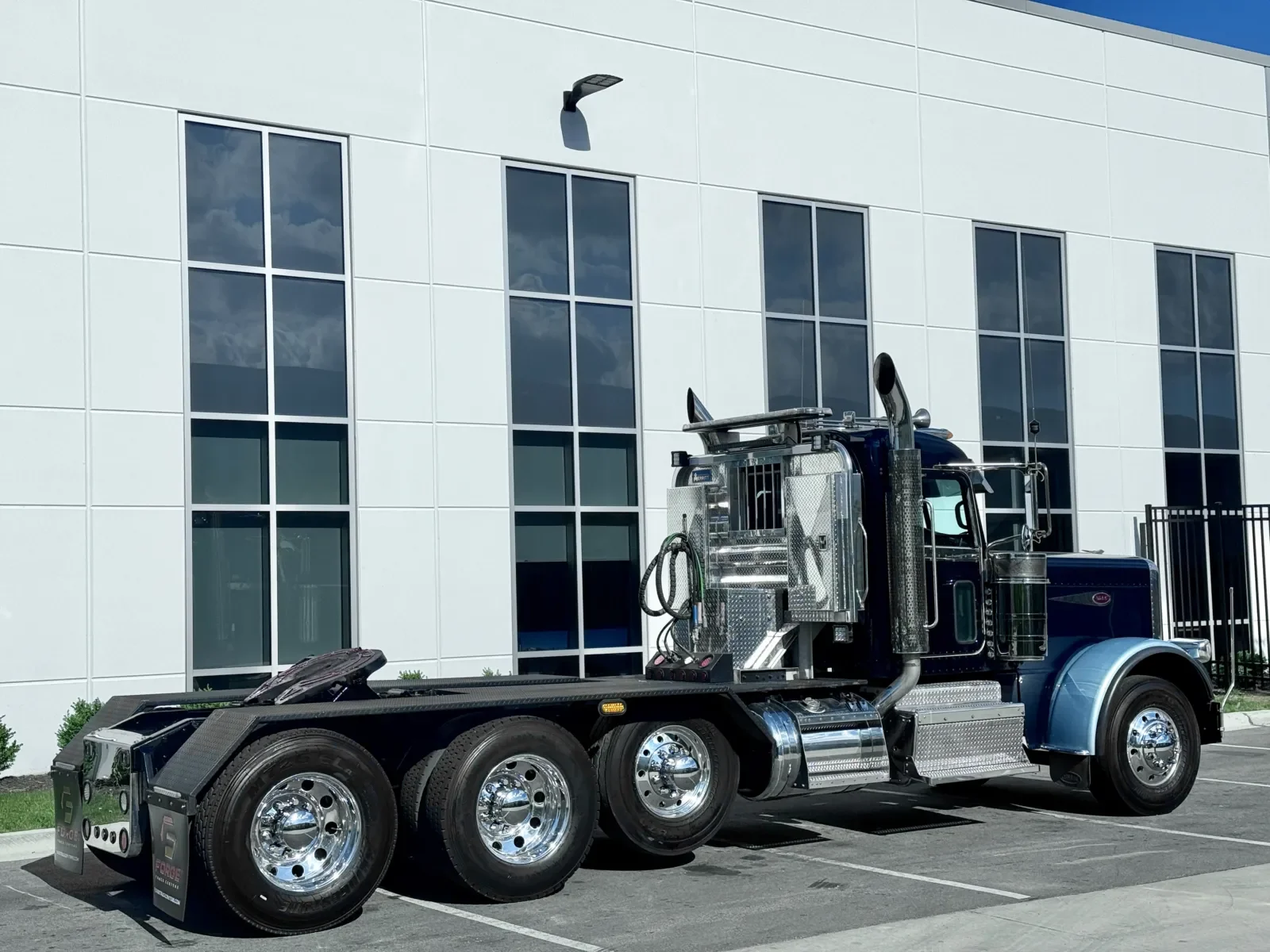 2012 Peterbilt 389 in New Lenox, IL — photo 5
