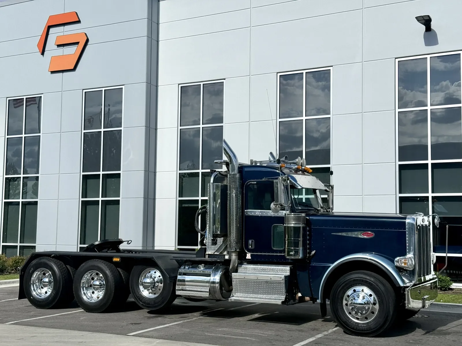 2012 Peterbilt 389 in New Lenox, IL — photo 2