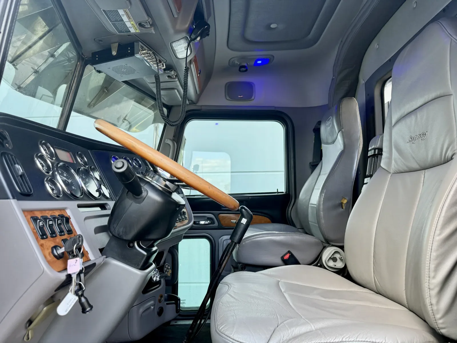 2012 Peterbilt 389 in New Lenox, IL — photo 14