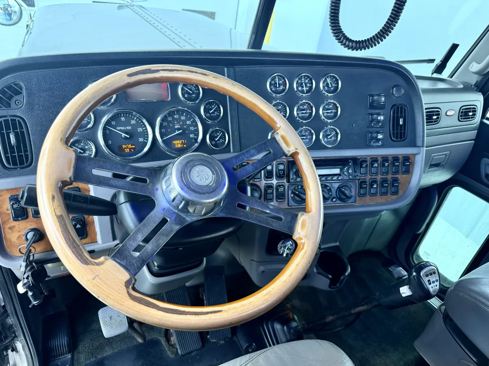 2012 Peterbilt 389 in New Lenox, IL — photo 15