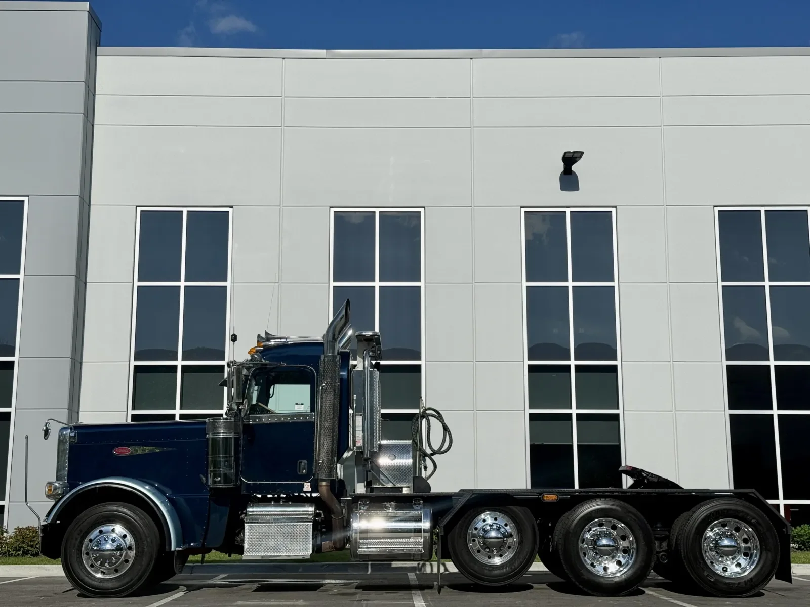 2012 Peterbilt 389 in New Lenox, IL — photo 4