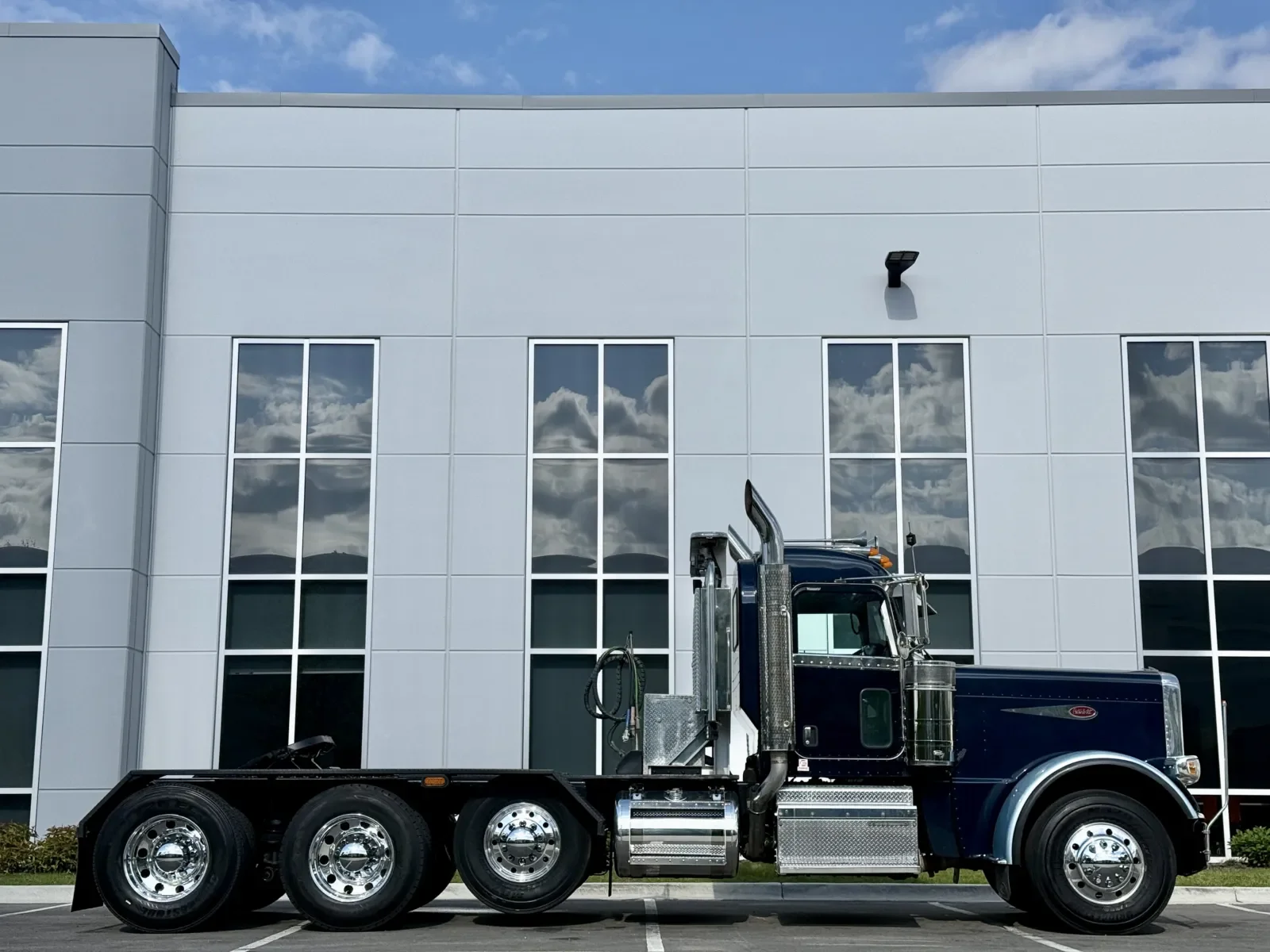 2012 Peterbilt 389 in New Lenox, IL — photo 3