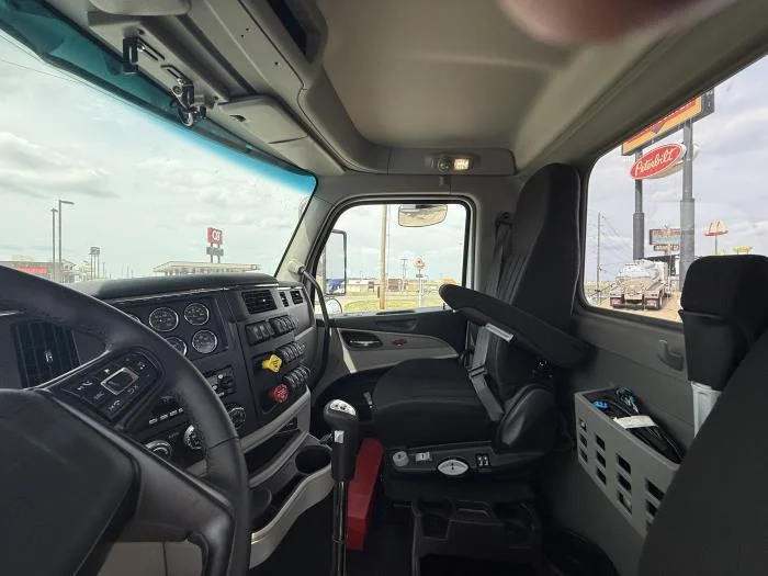 2027 Peterbilt 589 - image 23