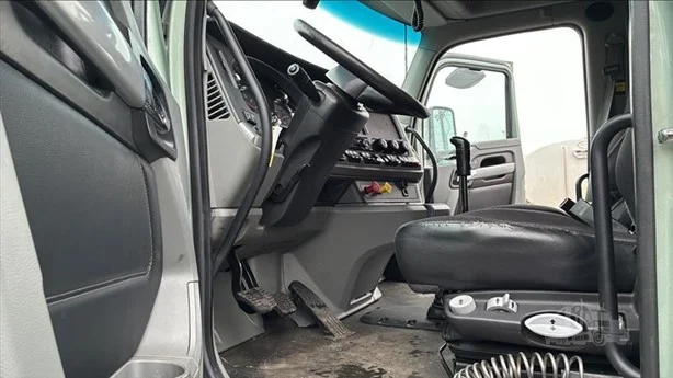 2020 Kenworth T680 - image 16