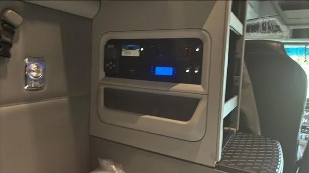 2020 Kenworth T680 - image 25