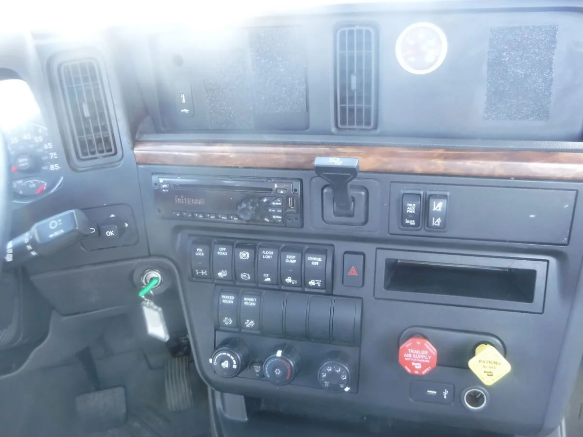 2019 International LT - image 12