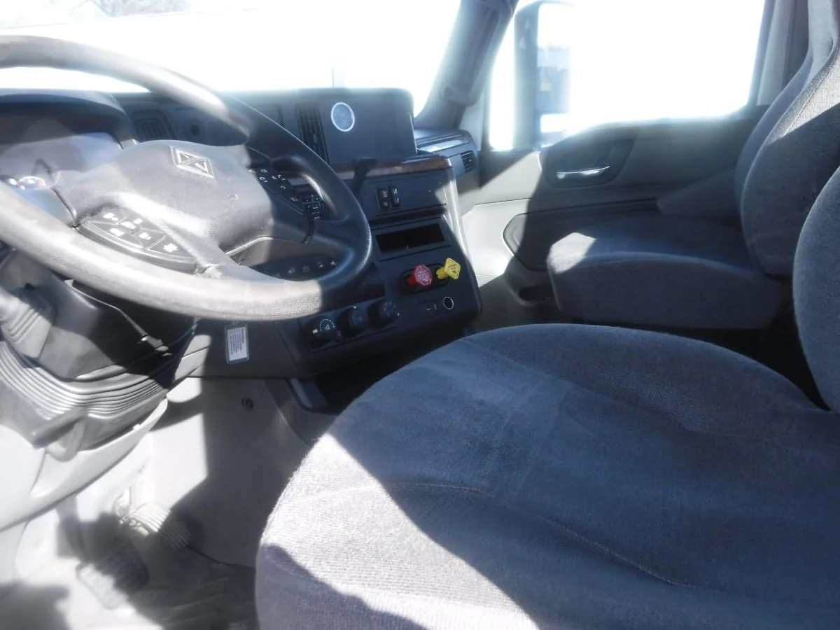 2019 International LT - image 10