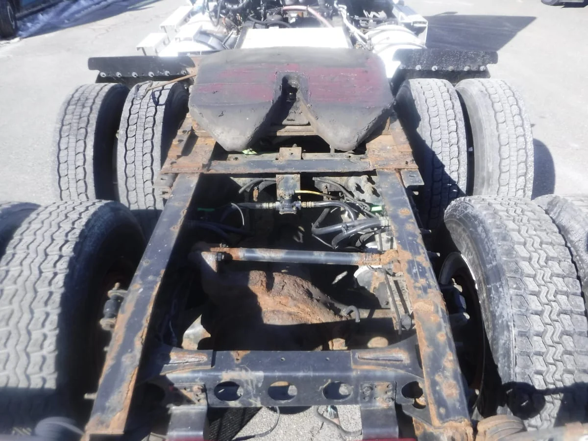 2019 International LT - image 6