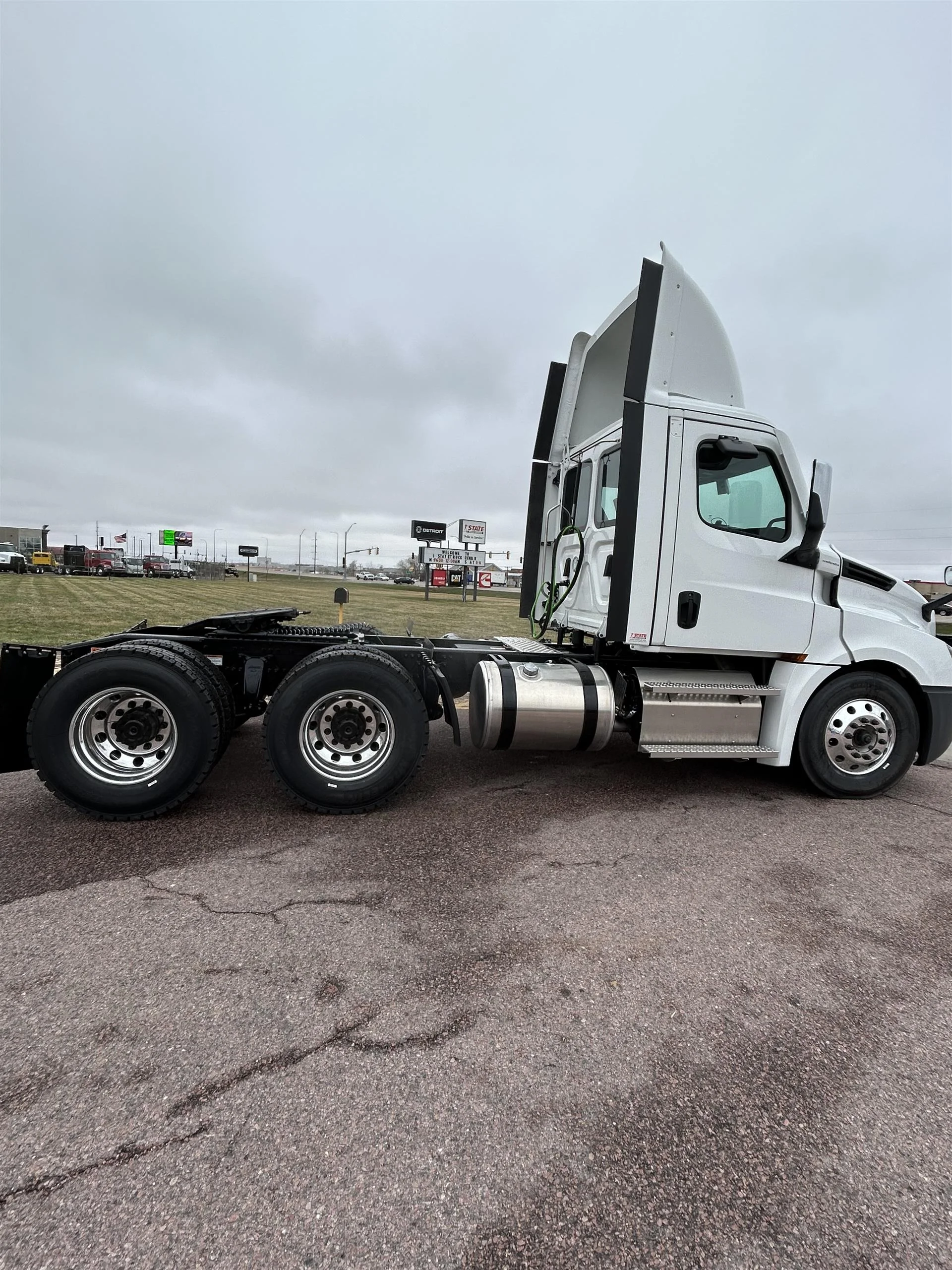 2026 Freightliner Cascadia in Sioux Falls, SD — photo 3