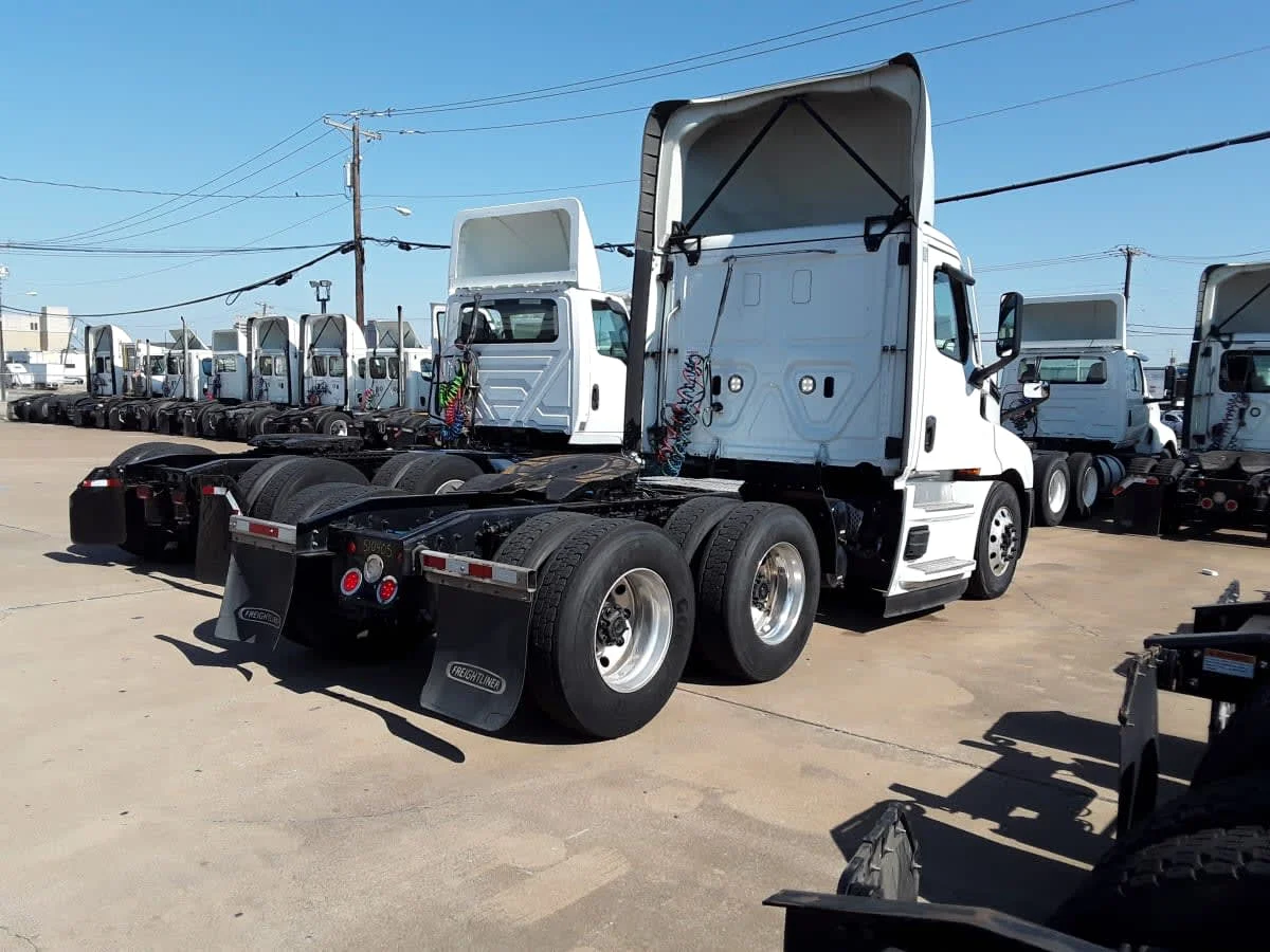 2022 Freightliner Cascadia in Dallas, TX — photo 4
