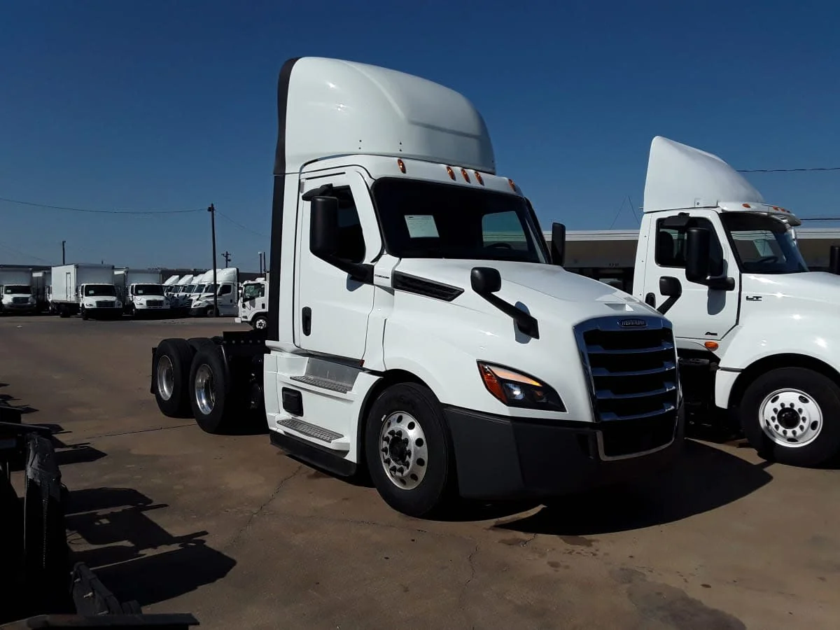 2022 Freightliner Cascadia in Dallas, TX — photo 3