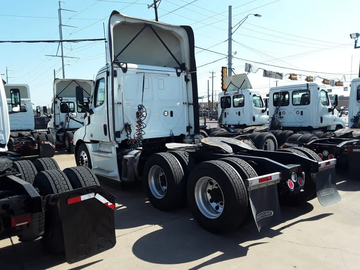 2022 Freightliner Cascadia in Dallas, TX — photo 6