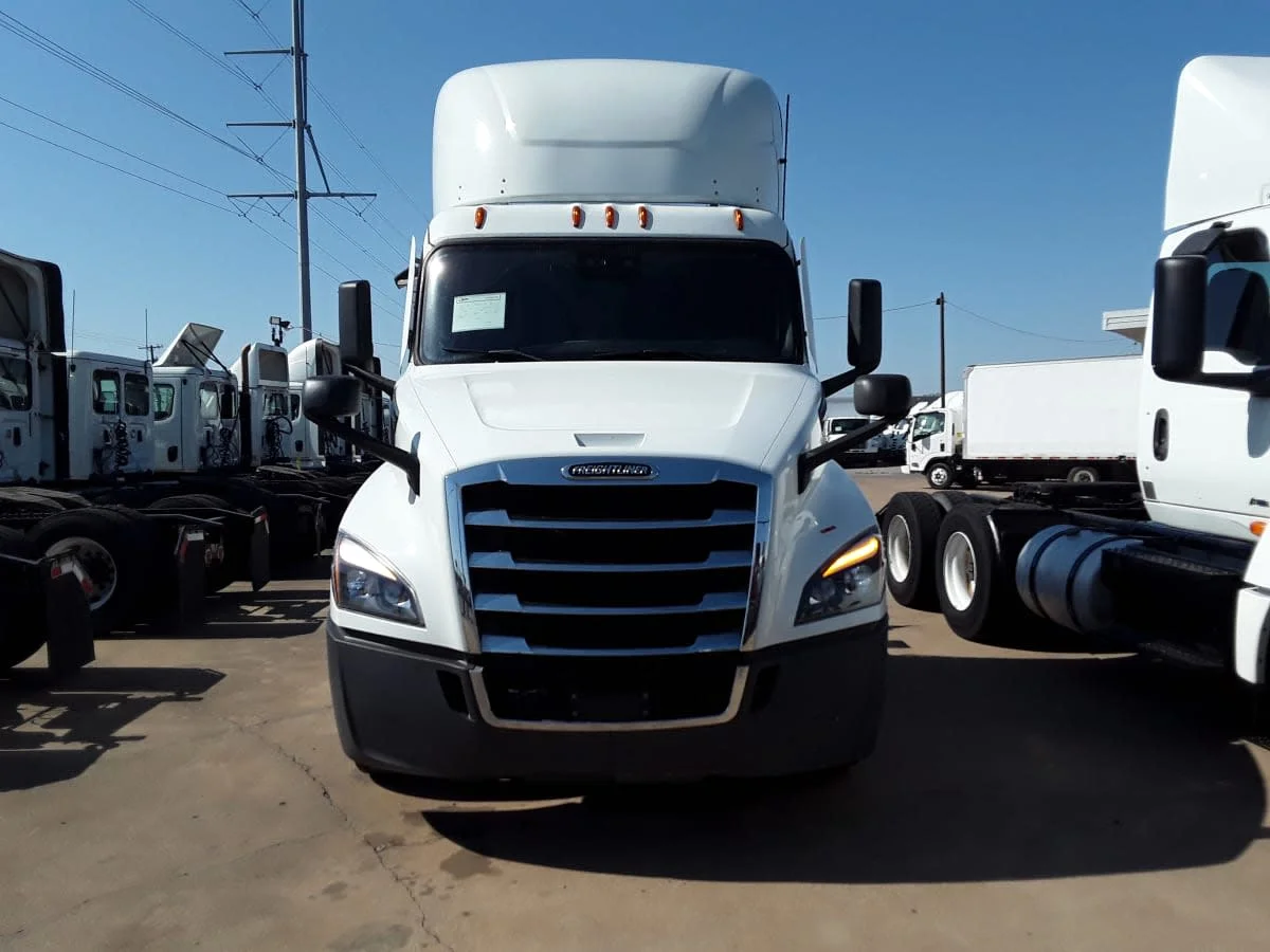 2022 Freightliner Cascadia in Dallas, TX — photo 2