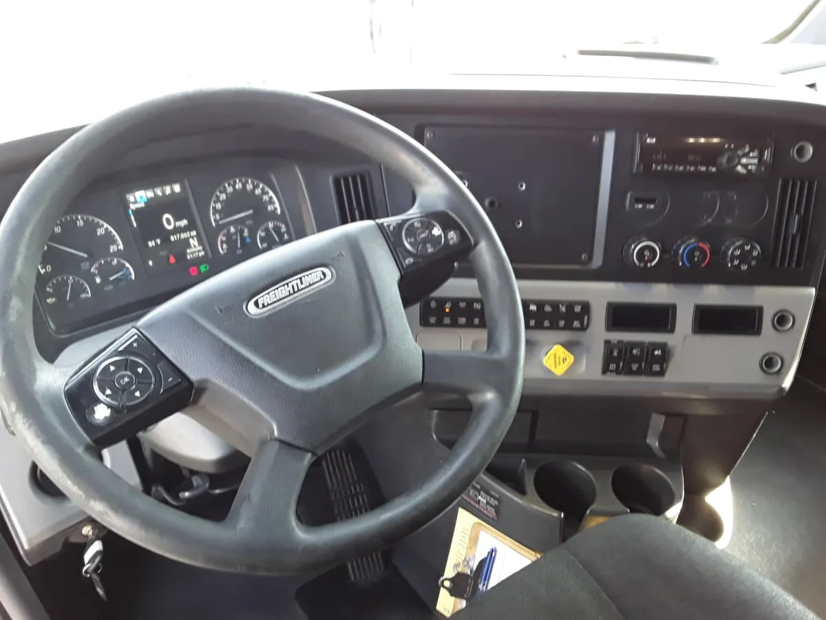 2022 Freightliner Cascadia in Dallas, TX — photo 7