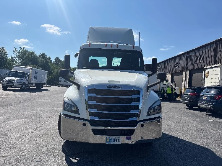 2019 Freightliner Cascadia in Montgomery, NY — photo 2