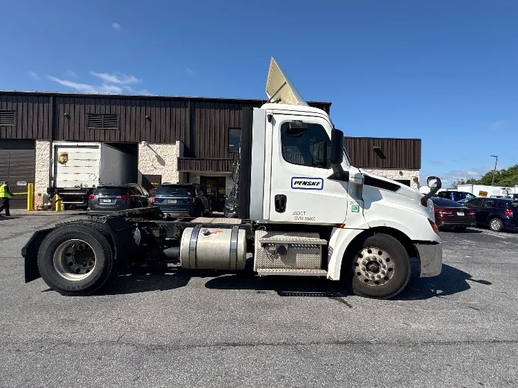 2019 Freightliner Cascadia in Montgomery, NY — photo 8