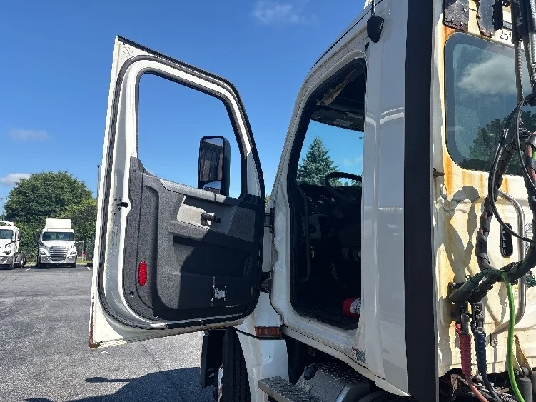 2019 Freightliner Cascadia in Montgomery, NY — photo 9