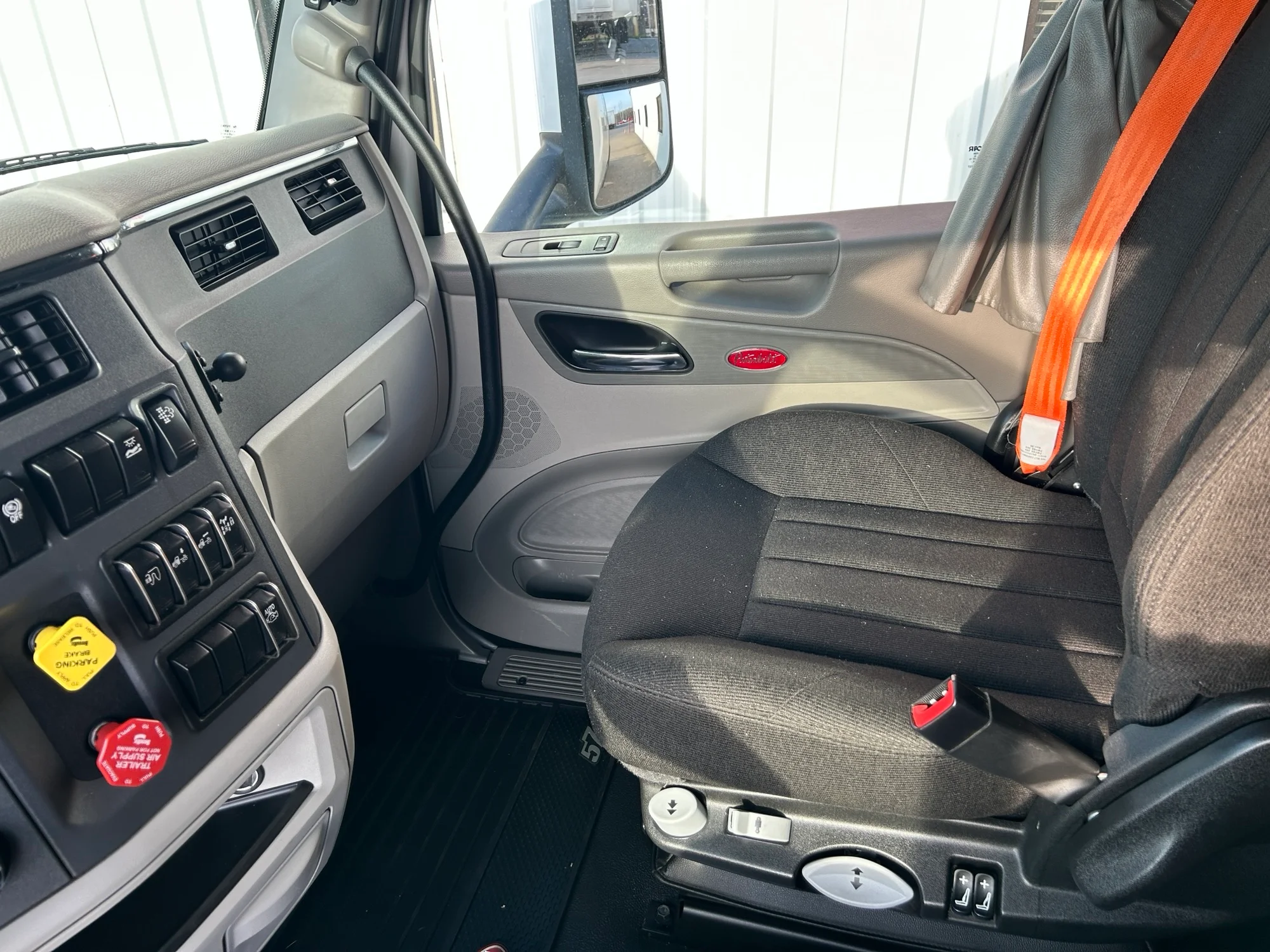 2021 Peterbilt 579 - image 9