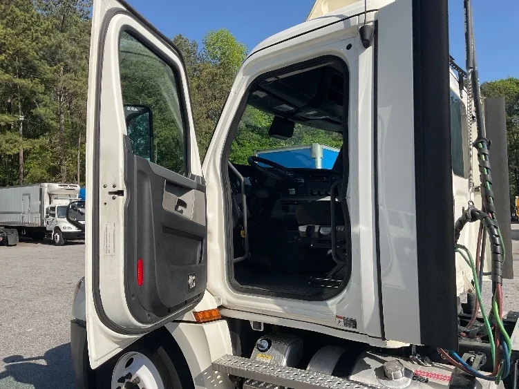 2021 Freightliner Cascadia - image 9