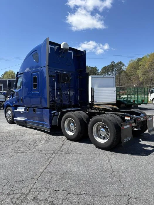 2023 Freightliner Cascadia - image 4