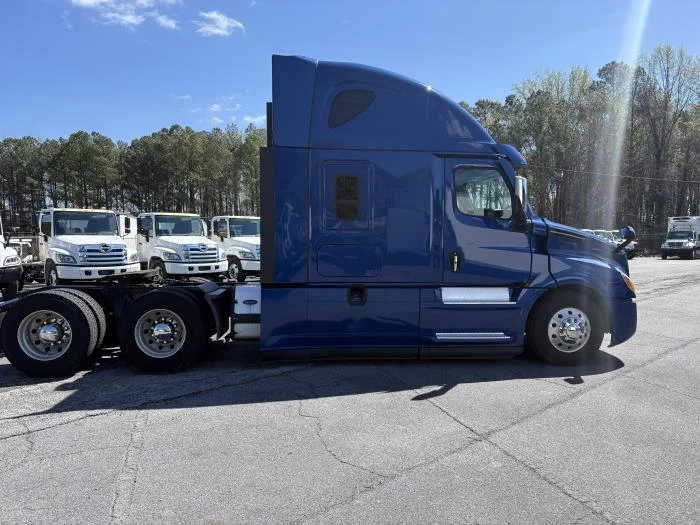2023 Freightliner Cascadia - image 6