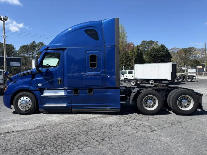 2023 Freightliner Cascadia - image 3