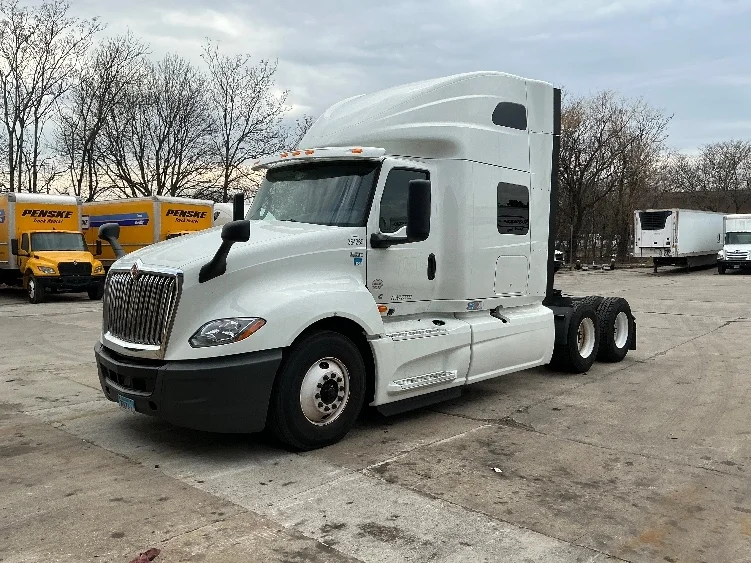 2020 International LT - image 3