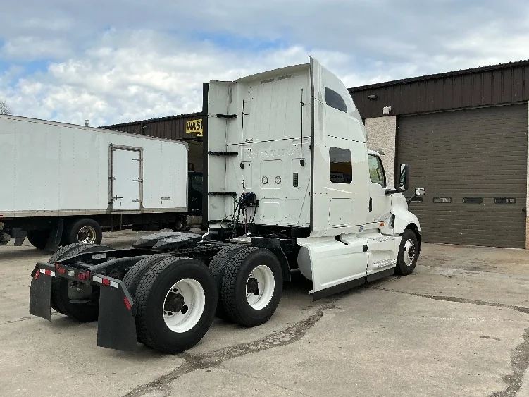 2020 International LT - image 7