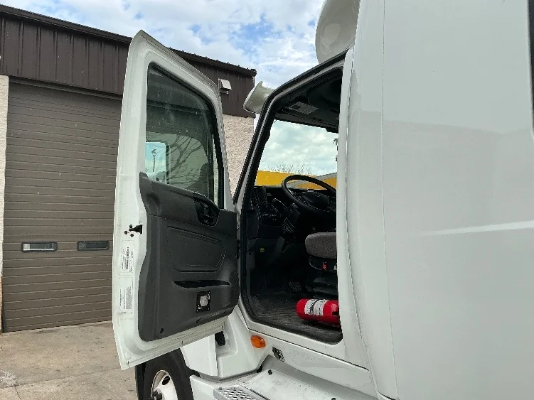 2020 International LT - image 9