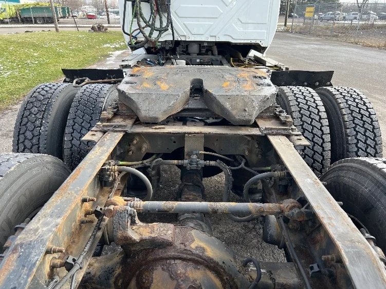 2018 International LT - image 6