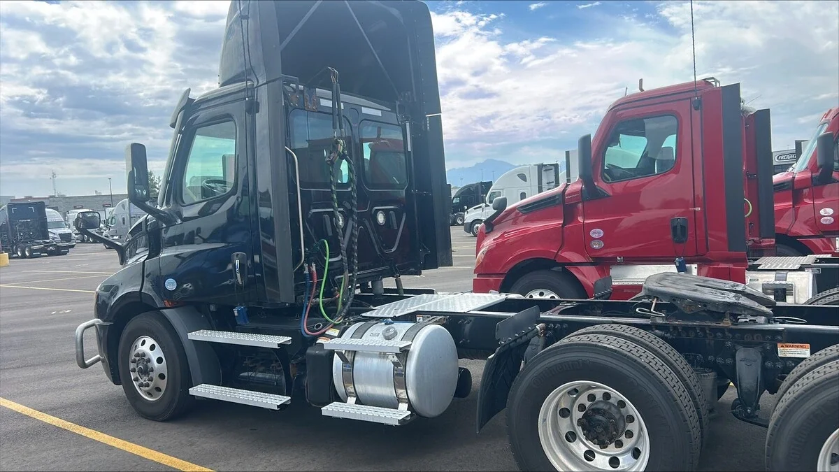 2023 Freightliner Cascadia — photo 3