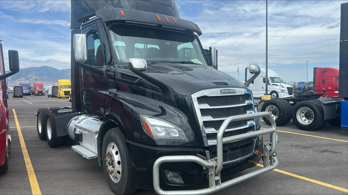 2023 Freightliner Cascadia — photo 2