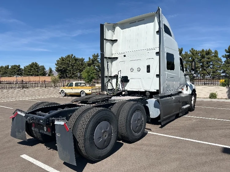 2023 International LT - image 7