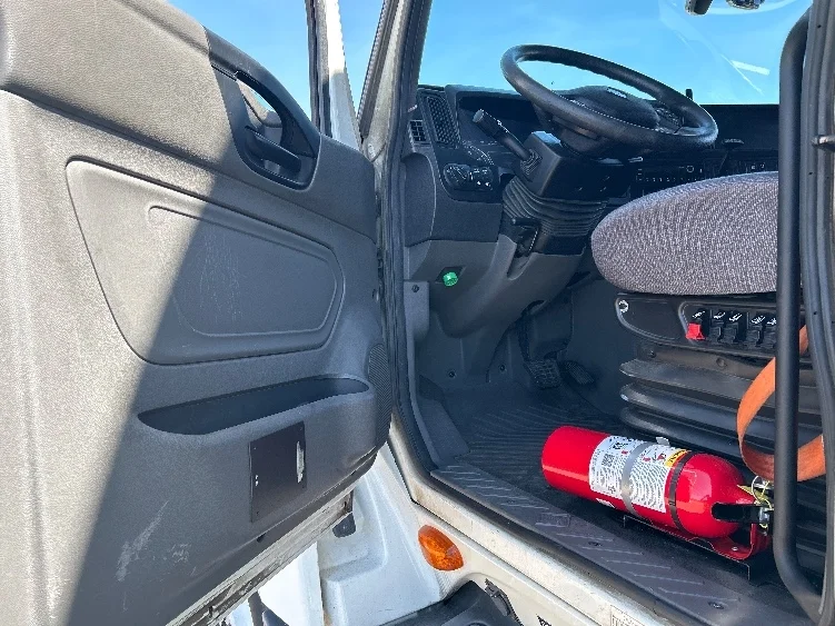 2023 International LT - image 9