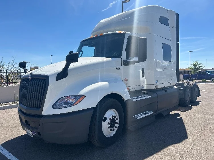 2023 International LT - image 3