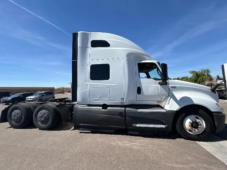 2023 International LT - image 8