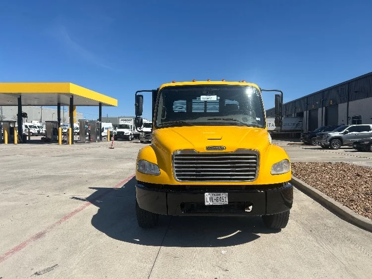 2018 Freightliner M2 106 - image 2