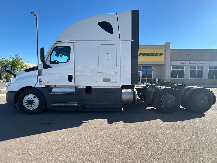 2023 Freightliner Cascadia - image 4