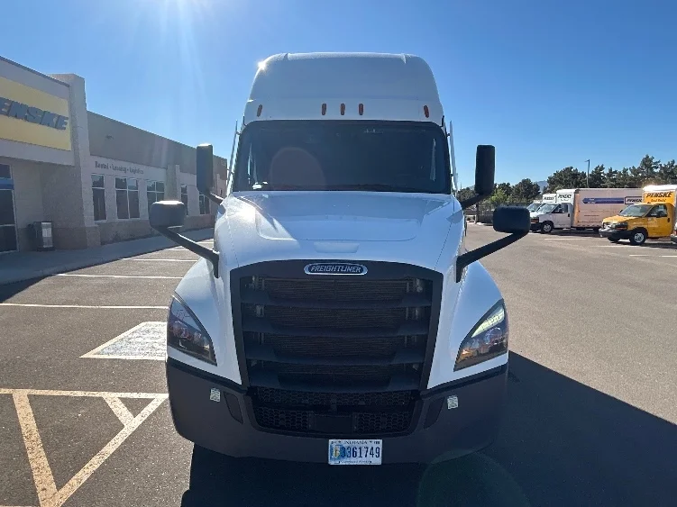 2023 Freightliner Cascadia - image 2