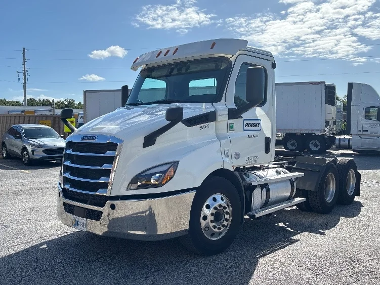 2020 Freightliner Cascadia in Tampa, FL — photo 3