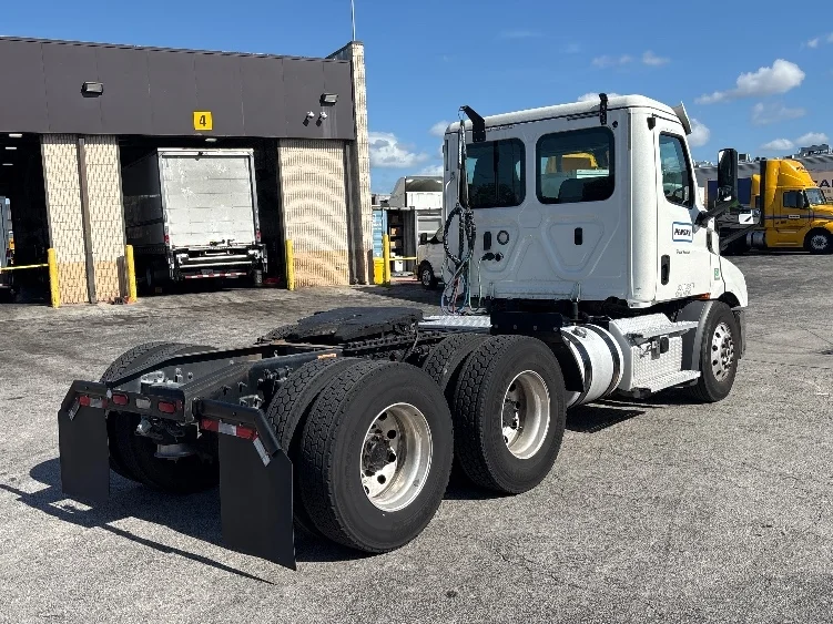 2020 Freightliner Cascadia in Tampa, FL — photo 7