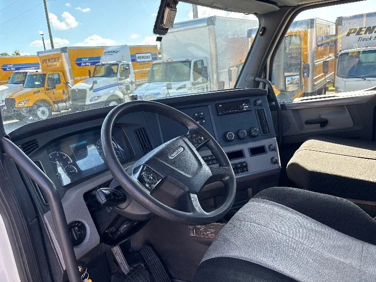 2020 Freightliner Cascadia in Tampa, FL — photo 10