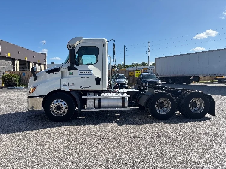 2020 Freightliner Cascadia in Tampa, FL — photo 4