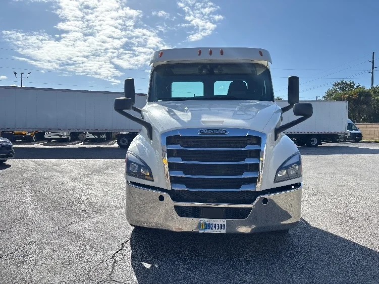 2020 Freightliner Cascadia in Tampa, FL — photo 2