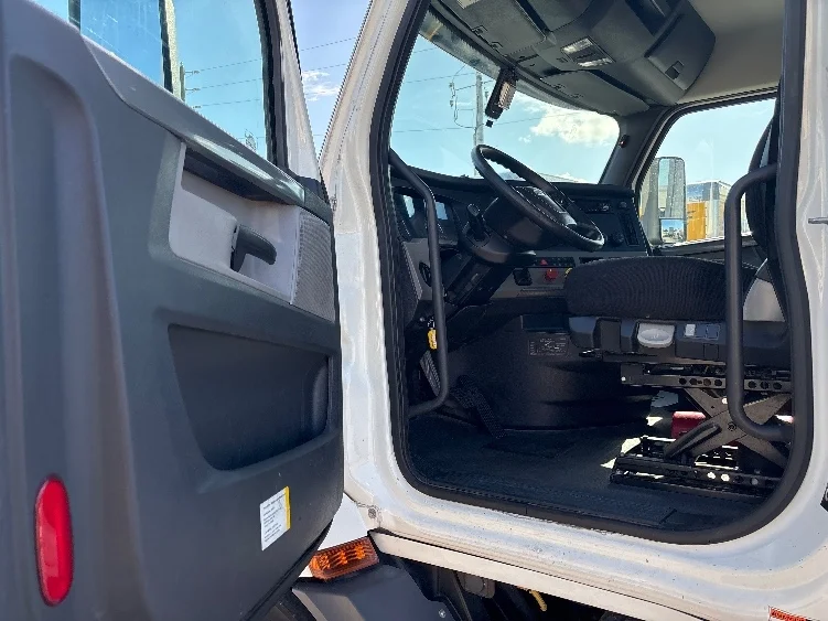 2020 Freightliner Cascadia in Tampa, FL — photo 9