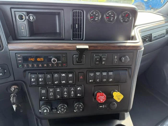 2026 International LT - image 8