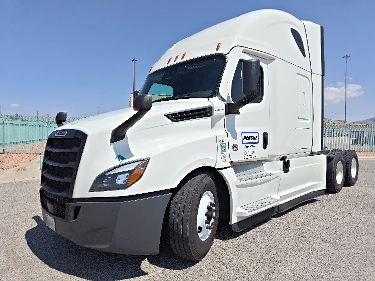 2021 Freightliner Cascadia - image 3